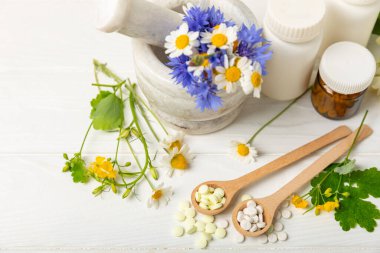 Ahşap zemin üzerinde alternatif ilaç bitkisel kapsül organik ilaç. Bitki ve tablet çeşitleri, vitaminler ve diyet takviyeleri. Sağlıklı yaşam için tıbbi ve şifalı bitkiler.