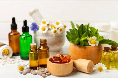 Ahşap zemin üzerinde alternatif ilaç bitkisel kapsül organik ilaç. Bitki ve tablet çeşitleri, vitaminler ve diyet takviyeleri. Sağlıklı yaşam için tıbbi ve şifalı bitkiler.