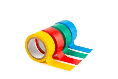 Parlak renkli arka plandaki bant yalıtılıyor. Farklı renkte izolasyon bantları. Yalıtım bandı. İnşaat aletleri. Elektrikçi aletleri. Bir parça koli bandı. Metin için boşluk. Boşluğu kopyala.