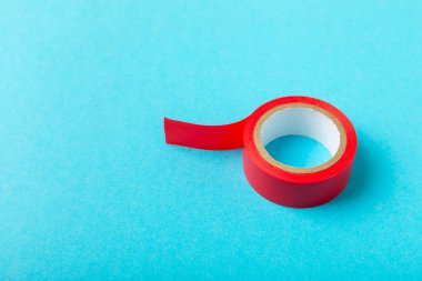 Parlak renkli arka plandaki bant yalıtılıyor. Farklı renkte izolasyon bantları. Yalıtım bandı. İnşaat aletleri. Elektrikçi aletleri. Bir parça koli bandı. Metin için boşluk. Boşluğu kopyala.