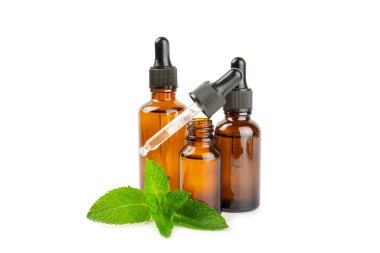 Beyaz arka planda izole edilmiş temel yağ nanesi. Naneli esaslı yağ ve taze nane yaprakları. Bir şişe aromaterapi yağı. Nane özütü. Doğal kozmetik konsepti, spa bakımı