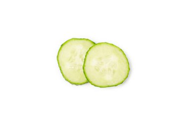 Salatalık beyaz arka planda izole edilmiş. Beyaz arka planda salatalık dilimi. Taze organik yeşil salatalıklar. Vejetaryen. Salata malzemesi. Çiftlik sebzeleri.