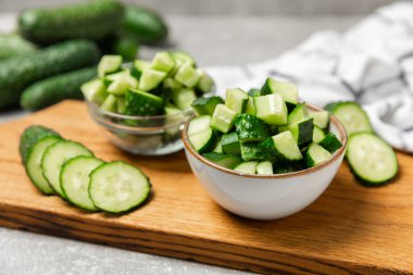 Ahşap arka planda salatalık. Arka planda bir parça salatalık. Taze organik yeşil salatalık turşusu. Vejetaryen. Salata malzemesi. Çiftlik sebzeleri. Sebzeleri bıçakla kes. Mesaj için yer var. Boşluğu kopyala