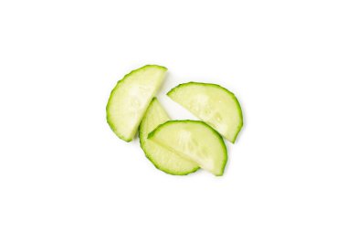 Salatalık beyaz arka planda izole edilmiş. Beyaz arka planda salatalık dilimi. Taze organik yeşil salatalıklar. Vejetaryen. Salata malzemesi. Çiftlik sebzeleri.