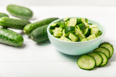 Ahşap arka planda salatalık. Arka planda bir parça salatalık. Taze organik yeşil salatalık turşusu. Vejetaryen. Salata malzemesi. Çiftlik sebzeleri. Sebzeleri bıçakla kes. Mesaj için yer var. Boşluğu kopyala