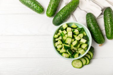 Ahşap arka planda salatalık. Arka planda bir parça salatalık. Taze organik yeşil salatalık turşusu. Vejetaryen. Salata malzemesi. Çiftlik sebzeleri. Sebzeleri bıçakla kes. Mesaj için yer var. Boşluğu kopyala