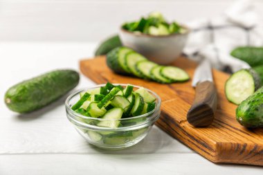 Ahşap arka planda salatalık. Arka planda bir parça salatalık. Taze organik yeşil salatalık turşusu. Vejetaryen. Salata malzemesi. Çiftlik sebzeleri. Sebzeleri bıçakla kes. Mesaj için yer var. Boşluğu kopyala