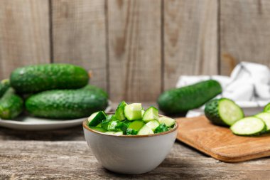 Ahşap arka planda salatalık. Arka planda bir parça salatalık. Taze organik yeşil salatalık turşusu. Vejetaryen. Salata malzemesi. Çiftlik sebzeleri. Sebzeleri bıçakla kes. Mesaj için yer var. Boşluğu kopyala