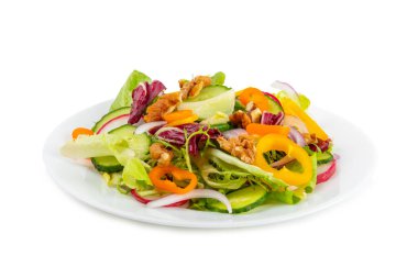 Salatalık salatası beyaz arka planda izole edilmiş. Taze sebzeli, salatalıklı, domatesli, biberli ve marullu ev yapımı salata. Vejetaryen bahar salatası. Vejetaryen diyeti. Sağlıklı beslenme.
