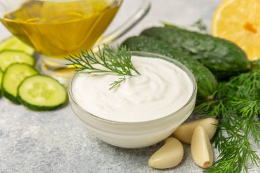 Ahşap bir masada salatalık kremalı tzatziki sosu. Tatar sosu. Geleneksel lezzetli aperatif. Yoğurt sosu. Tzatziki, salatalık, sarımsak, dereotu, limon, nane. Salata sosu. Kopya alanı.