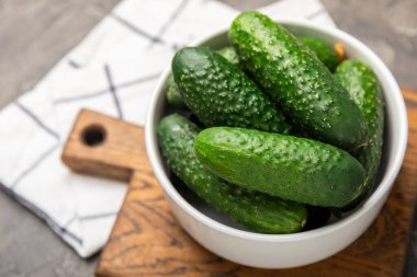 Ahşap arka planda salatalık. Arka planda bir parça salatalık. Taze organik yeşil salatalık turşusu. Vejetaryen. Salata malzemesi. Çiftlik sebzeleri. Sebzeleri bıçakla kes. Mesaj için yer var. Boşluğu kopyala