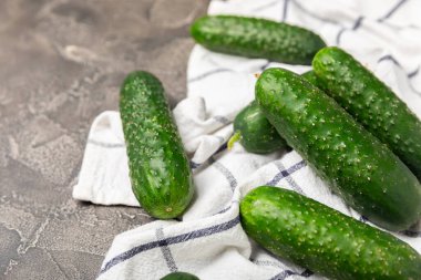 Ahşap arka planda salatalık. Arka planda bir parça salatalık. Taze organik yeşil salatalık turşusu. Vejetaryen. Salata malzemesi. Çiftlik sebzeleri. Sebzeleri bıçakla kes. Mesaj için yer var. Boşluğu kopyala