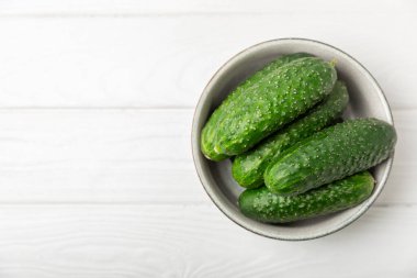 Ahşap arka planda salatalık. Arka planda bir parça salatalık. Taze organik yeşil salatalık turşusu. Vejetaryen. Salata malzemesi. Çiftlik sebzeleri. Sebzeleri bıçakla kes. Mesaj için yer var. Boşluğu kopyala