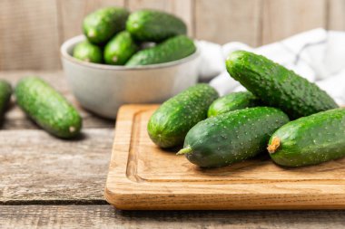 Ahşap arka planda salatalık. Arka planda bir parça salatalık. Taze organik yeşil salatalık turşusu. Vejetaryen. Salata malzemesi. Çiftlik sebzeleri. Sebzeleri bıçakla kes. Mesaj için yer var. Boşluğu kopyala