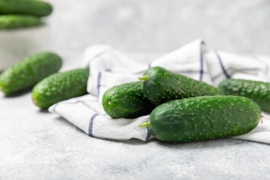 Ahşap arka planda salatalık. Arka planda bir parça salatalık. Taze organik yeşil salatalık turşusu. Vejetaryen. Salata malzemesi. Çiftlik sebzeleri. Sebzeleri bıçakla kes. Mesaj için yer var. Boşluğu kopyala