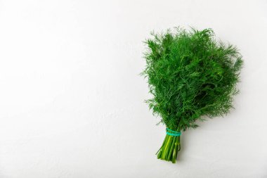 Ahşap arka planda Dill. Taze organik sebzeler. Dill çiftliği. Dereotu yapraklarını kes. Bahar genç deresi sürüsü. Vitaminler. İplik. Aromatik mutfak baharatı. Mesaj için yer. Boşluğu kopyala