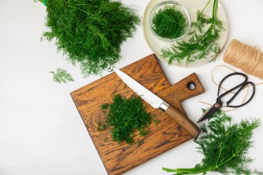 Ahşap arka planda Dill. Taze organik sebzeler. Dill çiftliği. Dereotu yapraklarını kes. Bahar genç deresi sürüsü. Vitaminler. İplik. Aromatik mutfak baharatı. Mesaj için yer. Boşluğu kopyala