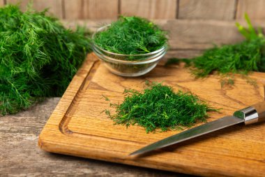 Ahşap arka planda Dill. Taze organik sebzeler. Dill çiftliği. Dereotu yapraklarını kes. Bahar genç deresi sürüsü. Vitaminler. İplik. Aromatik mutfak baharatı. Mesaj için yer. Boşluğu kopyala