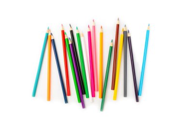 Beyaz arkaplanda izole edilmiş renkli kalemler. Boyama için ekipman. Yaratıcılık için kırtasiye malzemesi. Okula dönüyorum. Flatlay. Çocukların Yaratıcılığı ve Eğitimi. Gökkuşağı.