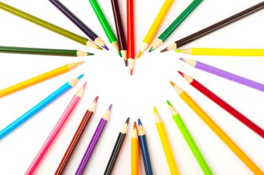 Beyaz arkaplanda izole edilmiş renkli kalemler. Boyama için ekipman. Yaratıcılık için kırtasiye malzemesi. Okula dönüyorum. Flatlay. Çocukların Yaratıcılığı ve Eğitimi. Gökkuşağı.