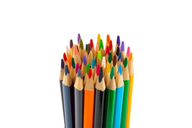 Beyaz arkaplanda izole edilmiş renkli kalemler. Boyama için ekipman. Yaratıcılık için kırtasiye malzemesi. Okula dönüyorum. Flatlay. Çocukların Yaratıcılığı ve Eğitimi. Gökkuşağı.