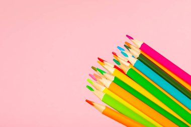 Renkli arka planda renkli kalemler. Boyama için ekipman. Yaratıcılık için kırtasiye malzemesi. Okula dönüyorum. Flatlay. Çocukların Yaratıcılığı ve Eğitimi. Rainbow.Mesaj için yer var. Boşluğu kopyala.
