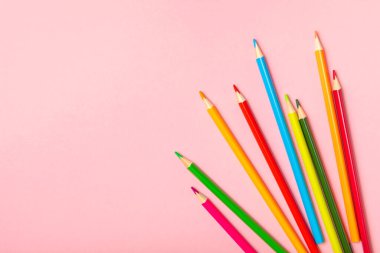 Renkli arka planda renkli kalemler. Boyama için ekipman. Yaratıcılık için kırtasiye malzemesi. Okula dönüyorum. Flatlay. Çocukların Yaratıcılığı ve Eğitimi. Rainbow.Mesaj için yer var. Boşluğu kopyala.