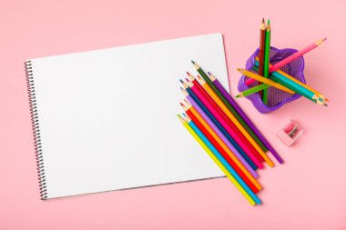 Renkli arka planda renkli kalemler. Boyama için ekipman. Yaratıcılık için kırtasiye malzemesi. Okula dönüyorum. Flatlay. Çocukların Yaratıcılığı ve Eğitimi. Rainbow.Mesaj için yer var. Boşluğu kopyala.