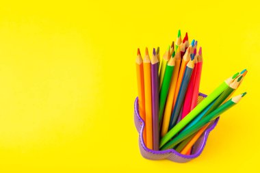 Renkli arka planda renkli kalemler. Boyama için ekipman. Yaratıcılık için kırtasiye malzemesi. Okula dönüyorum. Flatlay. Çocukların Yaratıcılığı ve Eğitimi. Rainbow.Mesaj için yer var. Boşluğu kopyala.