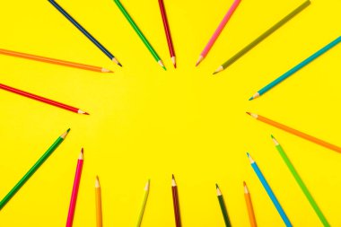 Renkli arka planda renkli kalemler. Boyama için ekipman. Yaratıcılık için kırtasiye malzemesi. Okula dönüyorum. Flatlay. Çocukların Yaratıcılığı ve Eğitimi. Rainbow.Mesaj için yer var. Boşluğu kopyala.