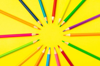 Renkli arka planda renkli kalemler. Boyama için ekipman. Yaratıcılık için kırtasiye malzemesi. Okula dönüyorum. Flatlay. Çocukların Yaratıcılığı ve Eğitimi. Rainbow.Mesaj için yer var. Boşluğu kopyala.