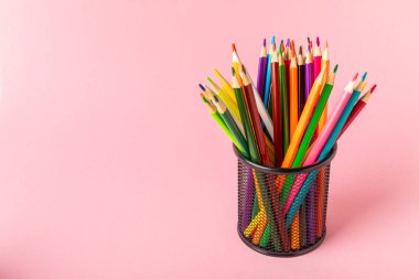 Renkli arka planda renkli kalemler. Boyama için ekipman. Yaratıcılık için kırtasiye malzemesi. Okula dönüyorum. Flatlay. Çocukların Yaratıcılığı ve Eğitimi. Rainbow.Mesaj için yer var. Boşluğu kopyala.