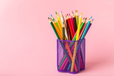 Renkli arka planda renkli kalemler. Boyama için ekipman. Yaratıcılık için kırtasiye malzemesi. Okula dönüyorum. Flatlay. Çocukların Yaratıcılığı ve Eğitimi. Rainbow.Mesaj için yer var. Boşluğu kopyala.