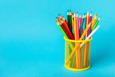 Renkli arka planda renkli kalemler. Boyama için ekipman. Yaratıcılık için kırtasiye malzemesi. Okula dönüyorum. Flatlay. Çocukların Yaratıcılığı ve Eğitimi. Rainbow.Mesaj için yer var. Boşluğu kopyala.