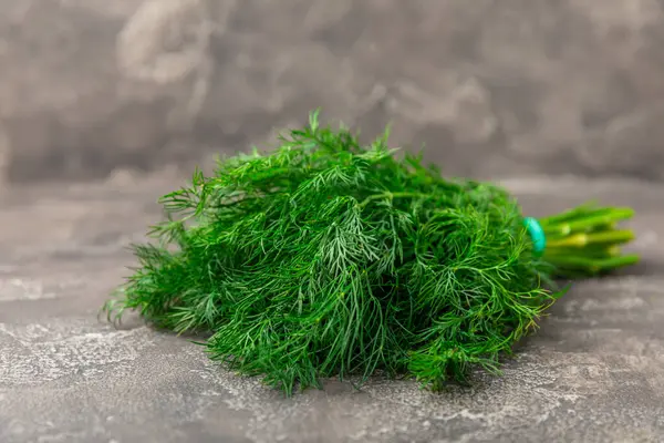 Ahşap arka planda Dill. Taze organik sebzeler. Dill çiftliği. Dereotu yapraklarını kes. Bahar genç deresi sürüsü. Vitaminler. İplik. Aromatik mutfak baharatı. Mesaj için yer. Boşluğu kopyala