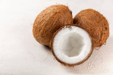 Tahta arka planda taze hindistan cevizi ve dilimler var. Hindistan cevizi gevreği. Vejetaryen. Tropik fındık, meyve. Mesaj için yer. Boşluğu kopyala.