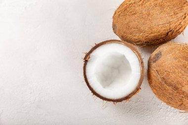 Tahta arka planda taze hindistan cevizi ve dilimler var. Hindistan cevizi gevreği. Vejetaryen. Tropik fındık, meyve. Mesaj için yer. Boşluğu kopyala.