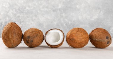 Tahta arka planda taze hindistan cevizi ve dilimler var. Hindistan cevizi gevreği. Vejetaryen. Tropik fındık, meyve. Mesaj için yer. Boşluğu kopyala.