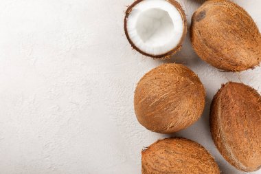 Tahta arka planda taze hindistan cevizi ve dilimler var. Hindistan cevizi gevreği. Vejetaryen. Tropik fındık, meyve. Mesaj için yer. Boşluğu kopyala.