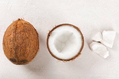 Tahta arka planda taze hindistan cevizi ve dilimler var. Hindistan cevizi gevreği. Vejetaryen. Tropik fındık, meyve. Mesaj için yer. Boşluğu kopyala.