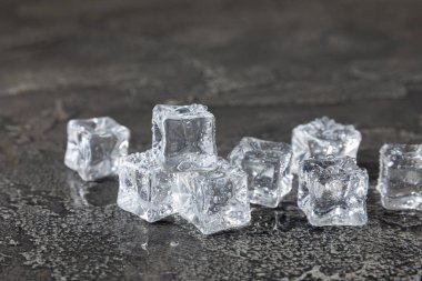 Arka planda nane ve buz var. Yeşil taze nane ve buz küpü. Nane yaprağı, buz küpü ve soğuk içecek için su damlası. Üst Manzara. Mesaj için yer var. Boşluğu kopyala.