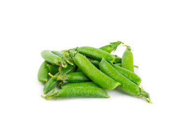 Taze yeşil bezelye kabukları ve beyaz arka planda izole edilmiş yeşil bezelyeler. Tatlı yeşil bezelyeler. Yeşil bezelye fasulyesi sebzesi. Vejetaryen. sağlıklı sebze