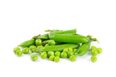 Taze yeşil bezelye kabukları ve beyaz arka planda izole edilmiş yeşil bezelyeler. Tatlı yeşil bezelyeler. Yeşil bezelye fasulyesi sebzesi. Vejetaryen. sağlıklı sebze