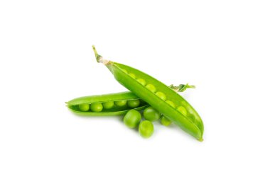 Taze yeşil bezelye kabukları ve beyaz arka planda izole edilmiş yeşil bezelyeler. Tatlı yeşil bezelyeler. Yeşil bezelye fasulyesi sebzesi. Vejetaryen. sağlıklı sebze