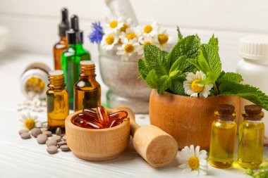 Ahşap zemin üzerinde alternatif ilaç bitkisel kapsül organik ilaç. Bitki ve tablet çeşitleri, vitaminler ve diyet takviyeleri. Sağlıklı yaşam için tıbbi ve şifalı bitkiler.