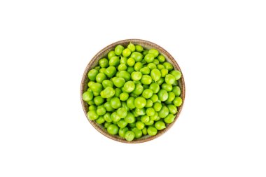 Taze yeşil bezelye kabukları ve beyaz arka planda izole edilmiş yeşil bezelyeler. Tatlı yeşil bezelyeler. Yeşil bezelye fasulyesi sebzesi. Vejetaryen. sağlıklı sebze