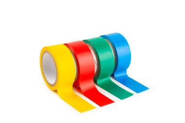 Parlak renkli arka plandaki bant yalıtılıyor. Farklı renkte izolasyon bantları. Yalıtım bandı. İnşaat aletleri. Elektrikçi aletleri. Bir parça koli bandı. Metin için boşluk. Boşluğu kopyala.