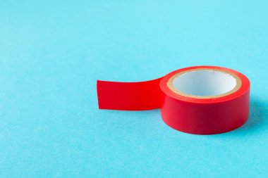 Parlak renkli arka plandaki bant yalıtılıyor. Farklı renkte izolasyon bantları. Yalıtım bandı. İnşaat aletleri. Elektrikçi aletleri. Bir parça koli bandı. Metin için boşluk. Boşluğu kopyala.