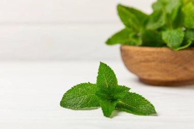 Naneli. Ahşap arka planda taze organik nane yaprakları. Nane yaprakları. Nane şekeri. Yakın plan. Mesaj için yer var. Boşluğu kopyala.