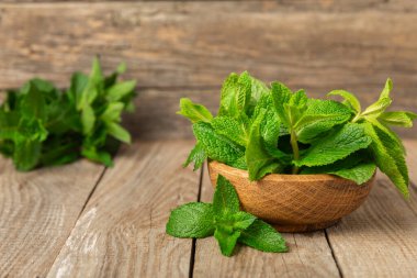 Naneli. Ahşap arka planda taze organik nane yaprakları. Nane yaprakları. Nane şekeri. Yakın plan. Mesaj için yer var. Boşluğu kopyala.